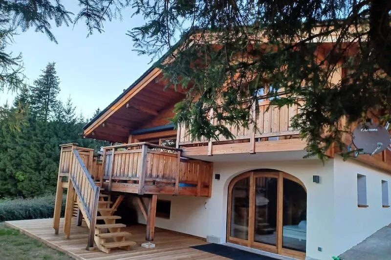 Detached chalet with exceptional panoramic views and direct access to hiking