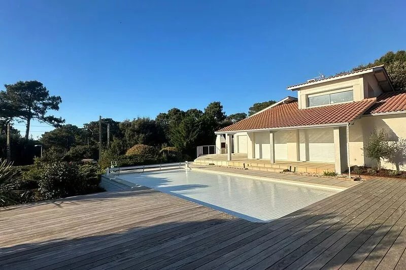 Family villa with pool, sea view at Le Pyla