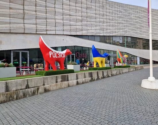 The Remembrance Lambanana Statue