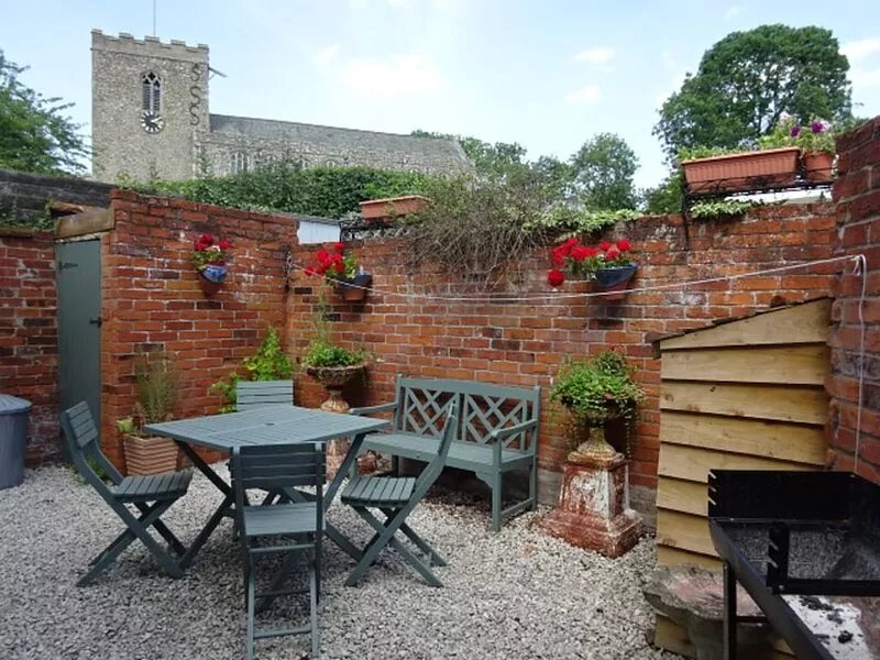 Cobblers Cottage in pretty, historic, Suffolk village with beach hut