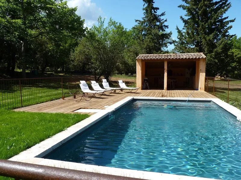 18 channels. Provençal farmhouse with swimming pool in a property from the 18th