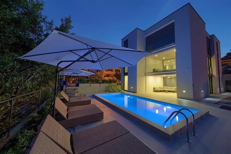 Villa Celeia - Luxurious first floor apartment with heated pool in city centre