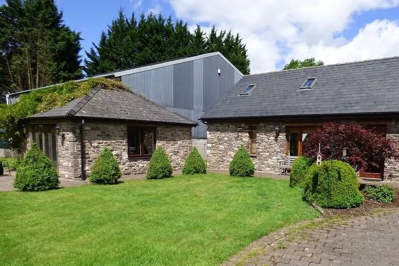 RIVERSIDE BARN, family friendly, character holiday cottage in Gilwern