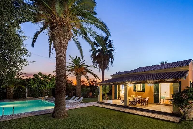 Welcoming villa with private pool set a few staps away from sandy beach