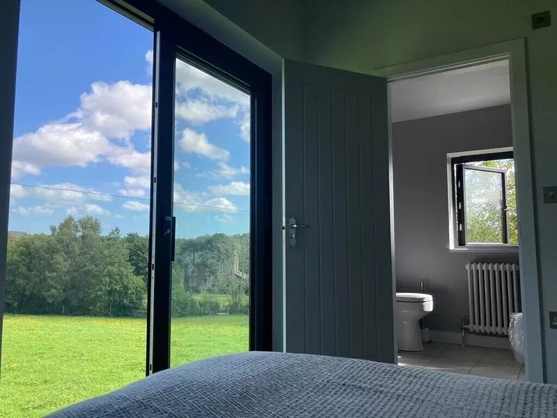Entire 3 bedroom newly converted coach house and garden, awesome views, pub.
