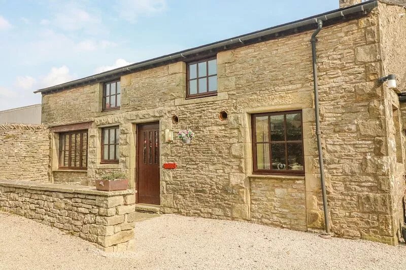 STABLE COTTAGE, pet friendly, with a garden in Newbiggin-On-Lune