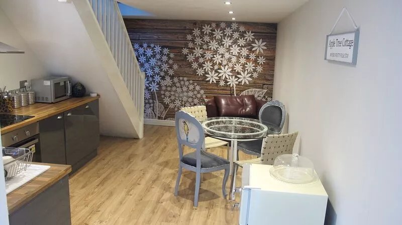Beautiful contemporary split level newly converted apartment ,sleeps up 6