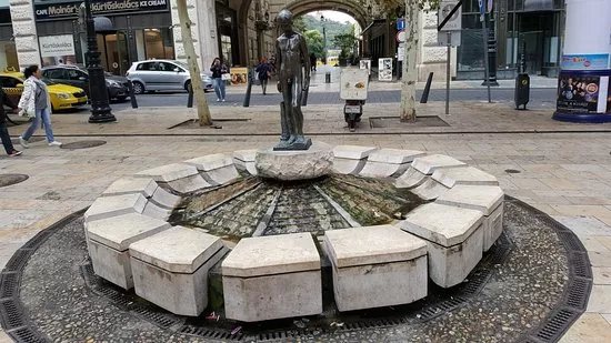 Little Boy Fountain (Kisfius diszkut)