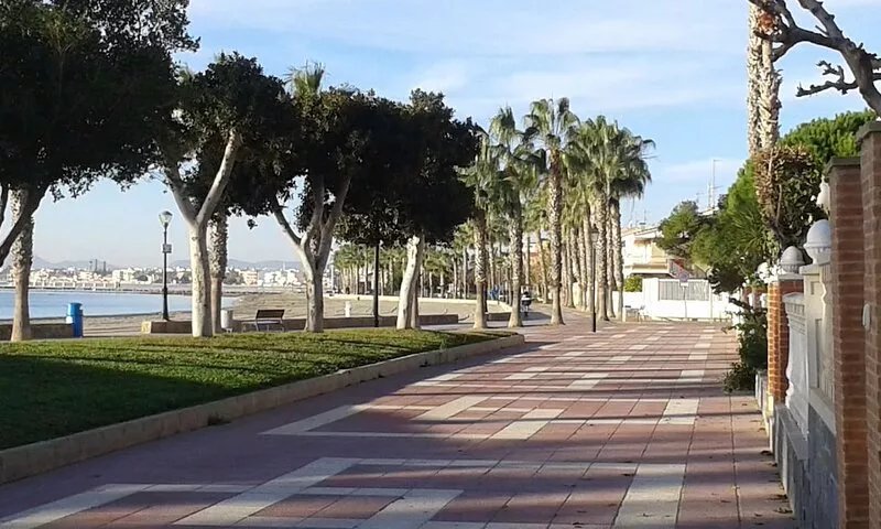 NEW high quality  65M2 one bed room apartment. 20m from beach. free wifi.