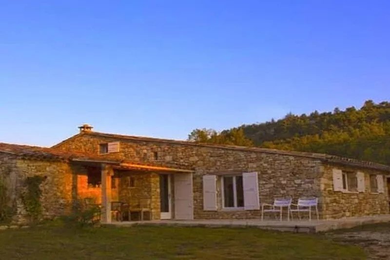 The Garrigue, its magnificent views, its large pool, charm and tranquility