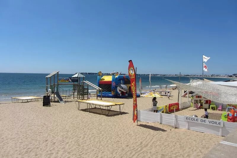 Spacious apartment facing the ocean, very near the center. Exceptional view.