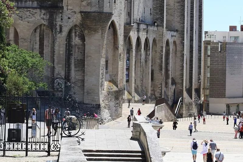 apartment sleeps 2 to 4 kms of Avignon, terrace, parking, wifi