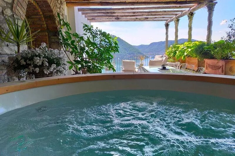 Luxury Convent★Finnish Wooden Hot Tub with Hydromassage/Lake Views /AC