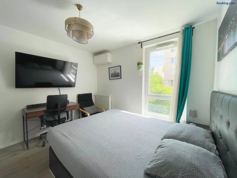 Comfortable Rooms In Nanterre University Near La Defense Arena And Paris With Very Good Wifi