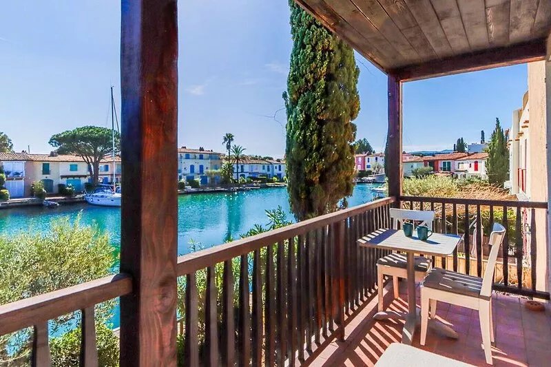 Bright 2-room apartment in Port Grimaud - WIFI, wide balcony, view on canal