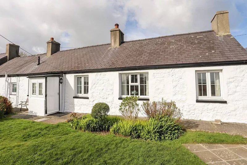 TY HIR, pet friendly, with a garden in Llangoed