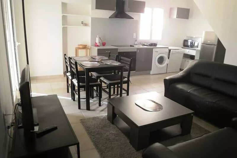 2 bedrooms, air-conditioned apartment, all comfort, in the heart of CALVI