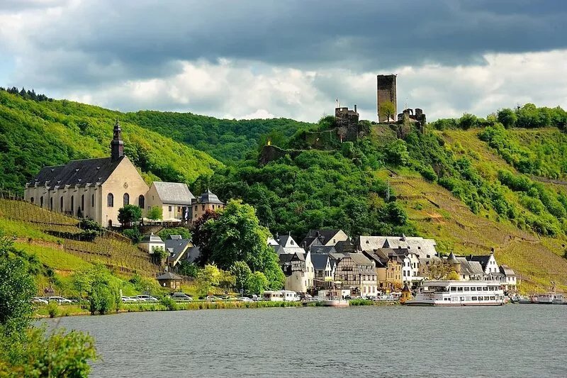 Large holiday home near the historic center and the ruins of Metternich