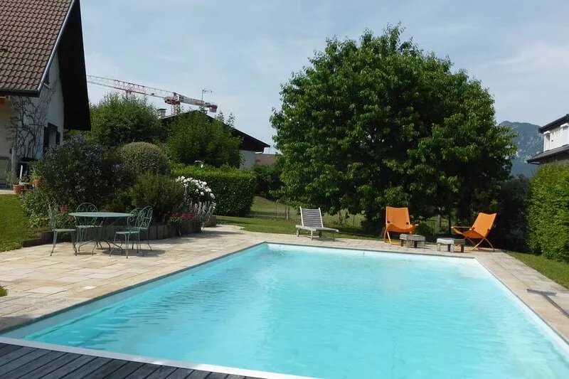 House with pool on the shores of Lake Annecy