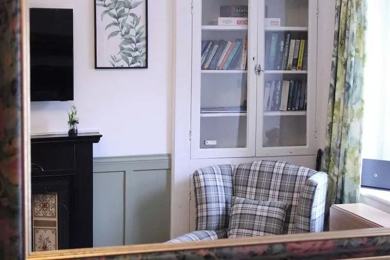21 ENTRY LANE, pet friendly, character holiday cottage in Kendal