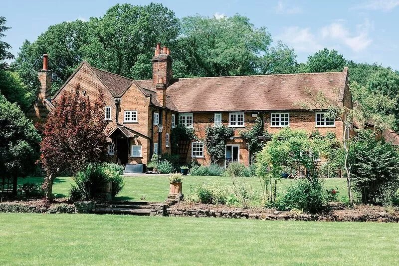 5/6 bed Farmhouse stay on organic farm & vineyard - 25 mins from London