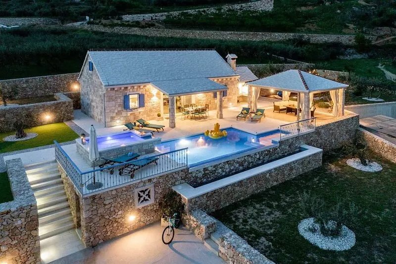 Deluxe Villa Purple Rain with Swimming Pool