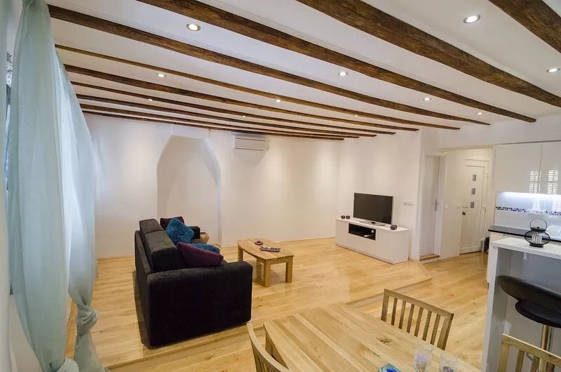 Beautiful and original Old Town Apartment with great sea views.
