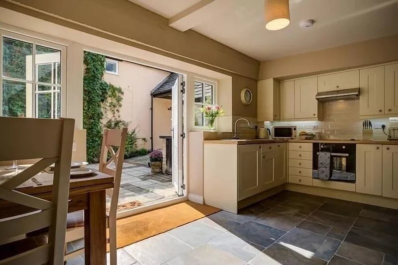 MILL RACE, pet friendly, character holiday cottage in Burford