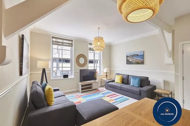 Painters - Number 1 - modern 4 bedroom apartment, central location