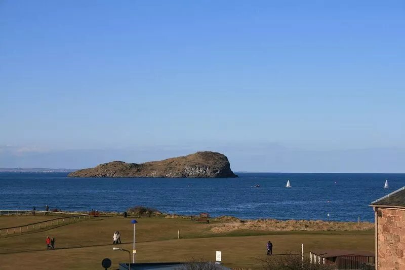 Apartment with sea views, close to beach and golf course