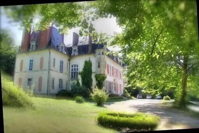 Holiday house in Château de Champagne, luxurious, private for 1 Family /group