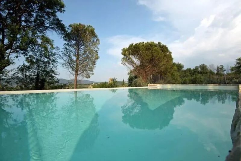 Splendid private villa for 12 people with swimming pool and olive trees