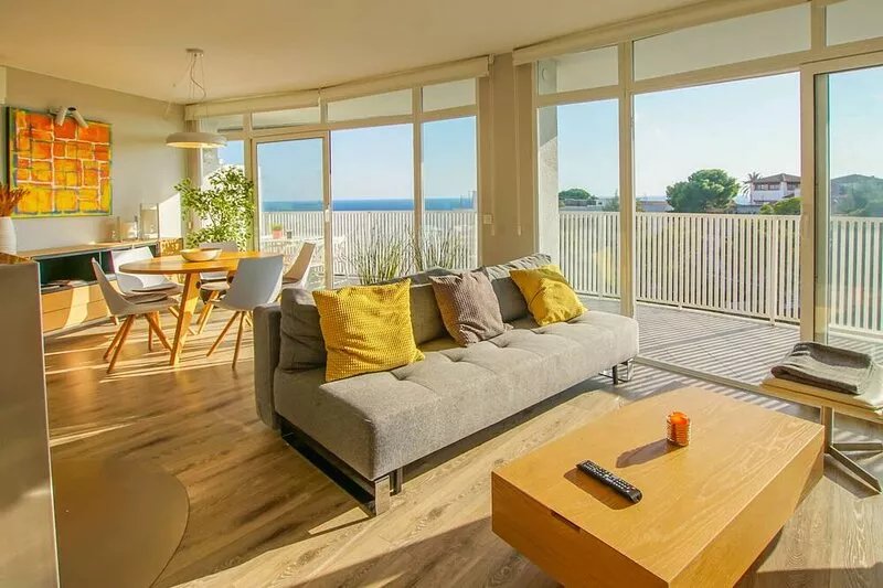 Spectacular renovated penthouse with pool and terrace overlooking the sea