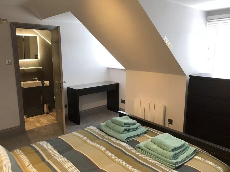 No. 5 Modern Fully-equipped Flat in Beaconsfield New Town easy walk to Station