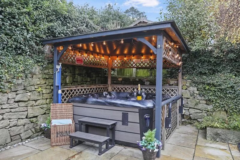 Large Victorian 6 bed house in the centre of Matlock with hot tub and games room