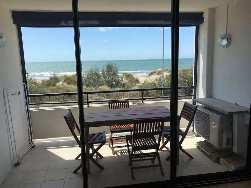 APARTMENT FACING THE SEA, 20 metres from the beach
