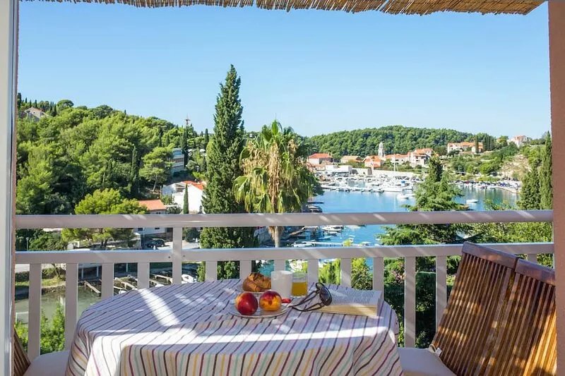 Breathtaking views apt close to sea