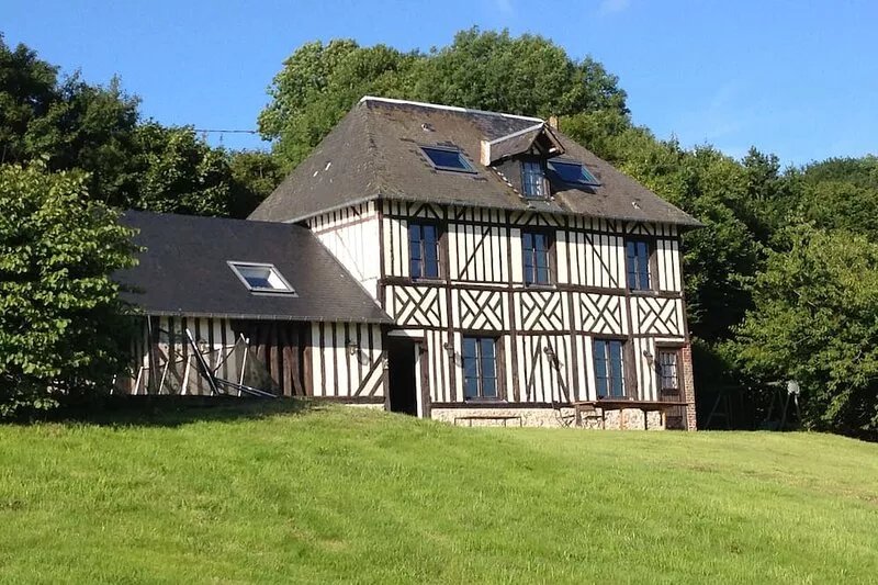 1h30 from Paris, 20 minutes from Deauville / Honfleur, the house is a corner