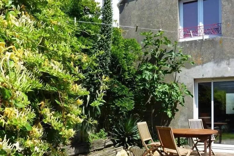 Cozy fisherman's cottage with sea views in the heart of the village of Kerner
