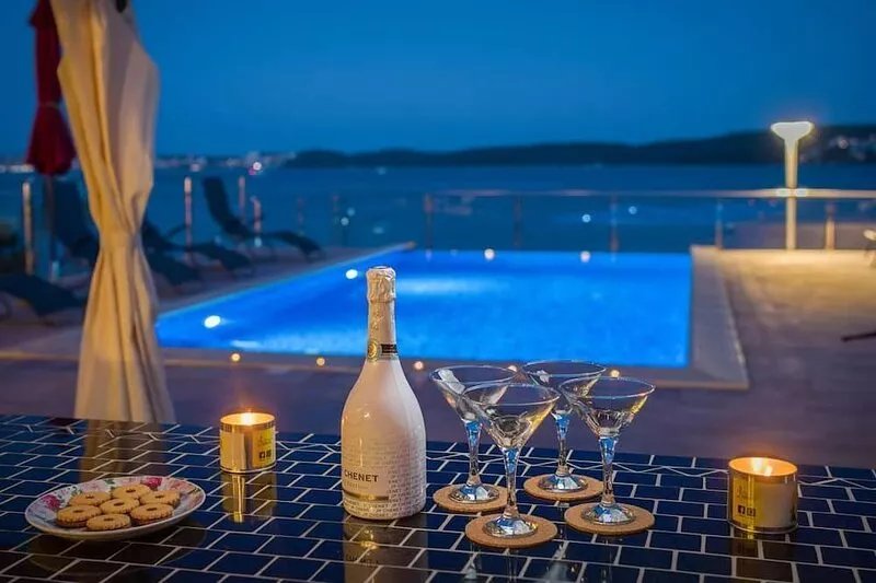 GEM OF THE SEA WITH BRAND NEW INFINITY HEATED POOL SPECTACULAR  BEACH APT. ANYA