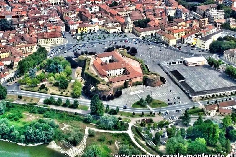 In the center of Casale "La Paleologa" with free Wi-fi