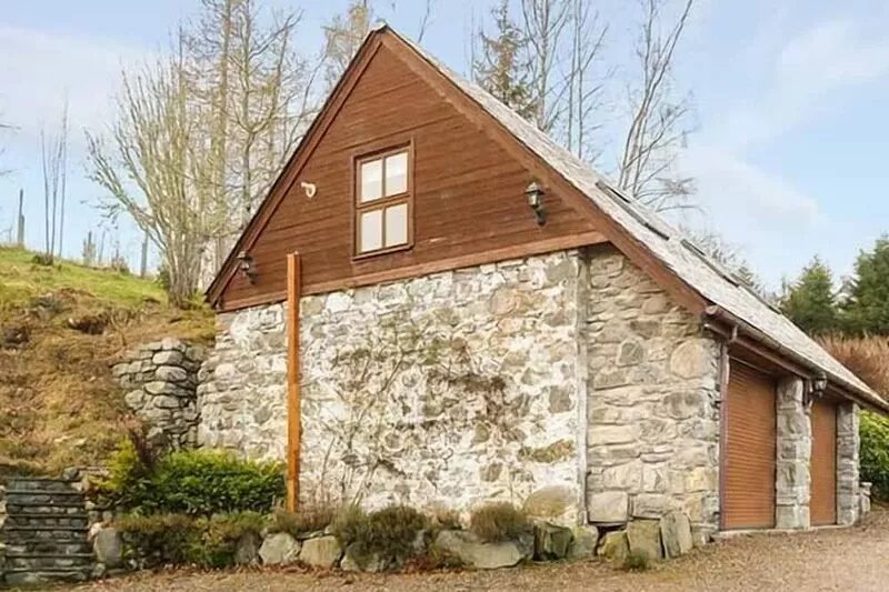 LAKEFIELD APARTMENT, pet friendly in Drumnadrochit, Loch Ness