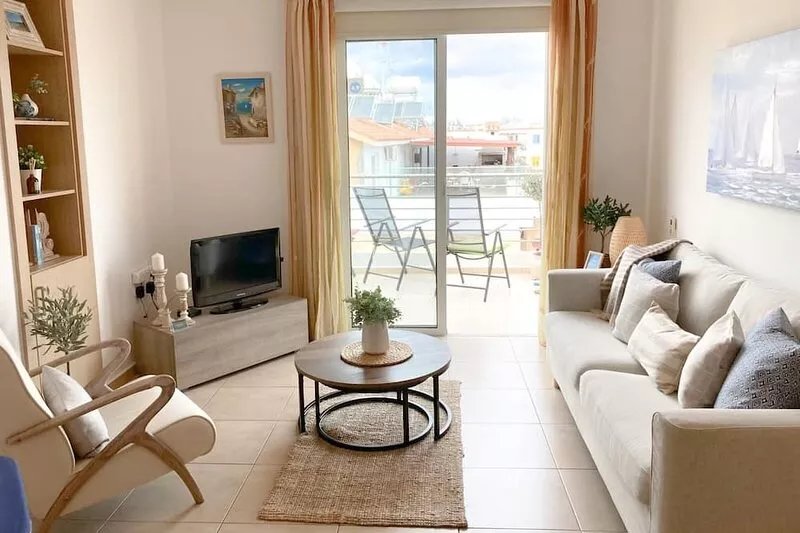 Luxury 2nd Floor Apartment With Communal Pool, Playground,