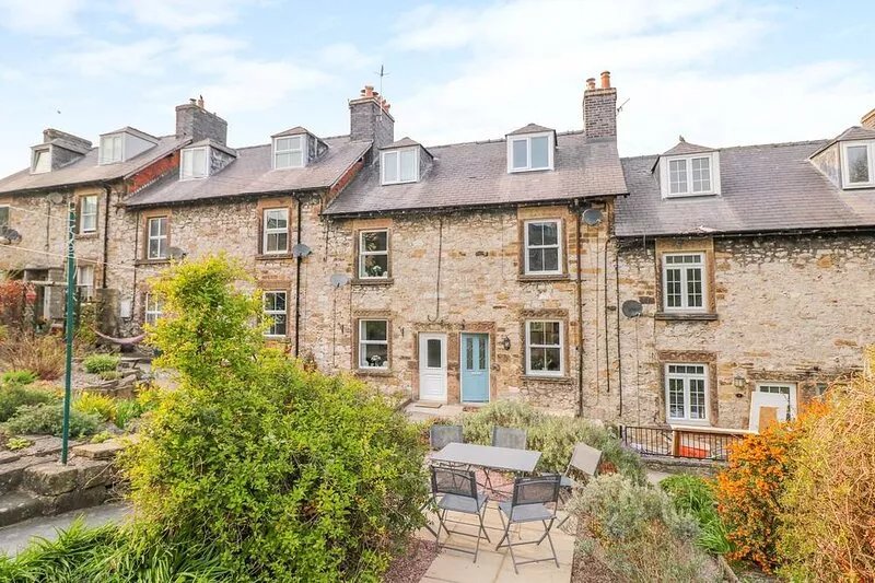 WYEBROW COTTAGE, pet friendly, with a garden in Bakewell