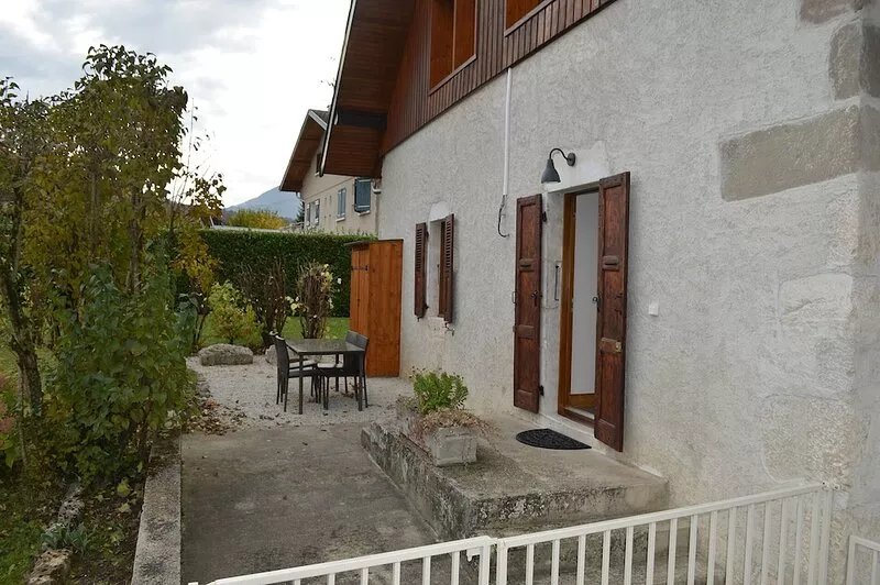 Charming old stone, warmth of wood in contemporary comfort