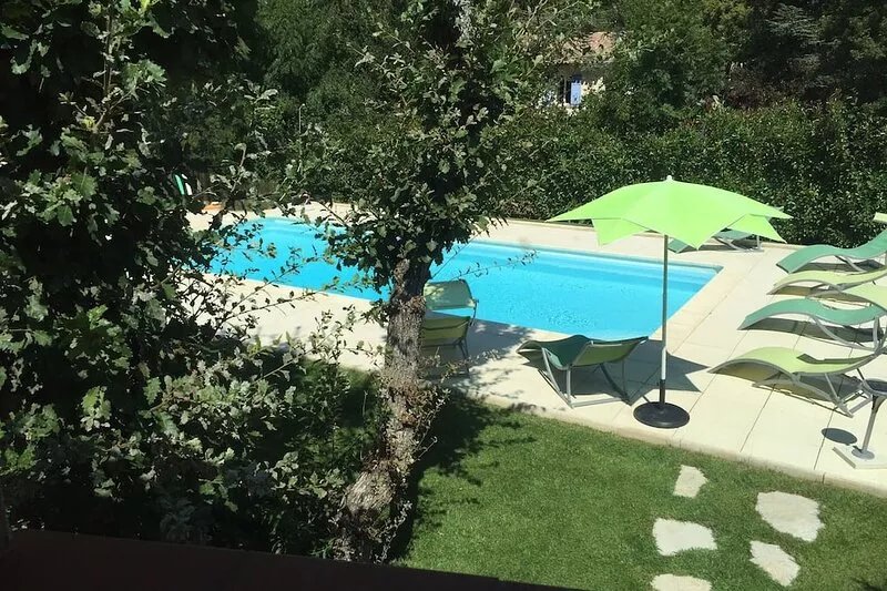 New BBC Villa with pool - Garden - Parking - in a Provencal town