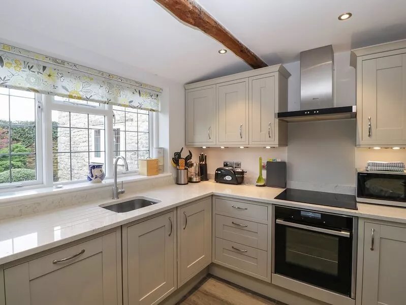SNOWDROP COTTAGE, family friendly, with open fire in Milborne Port
