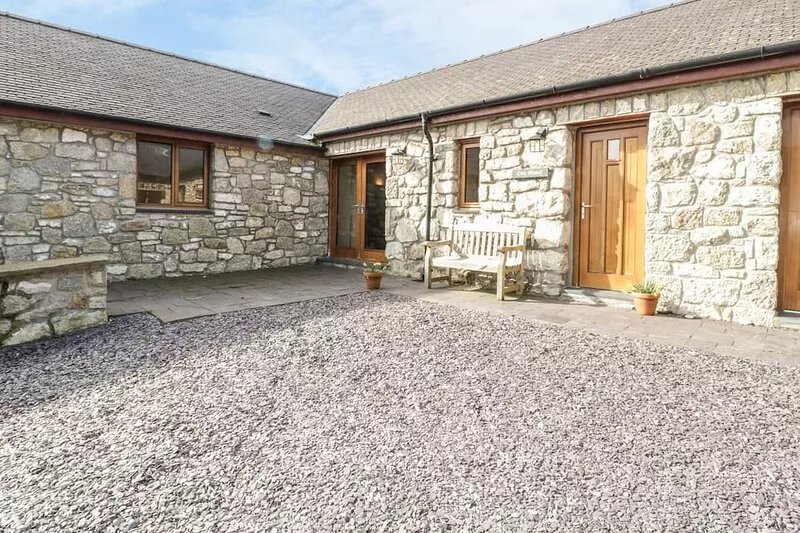 CWT BLAWD, pet friendly, country holiday cottage in Llangoed
