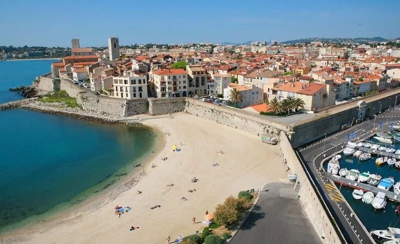 Spacious and sunny apartement, few steps from sea and shopping facilities