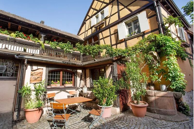 THE APARTMENT 'OF WINE - Interior Court